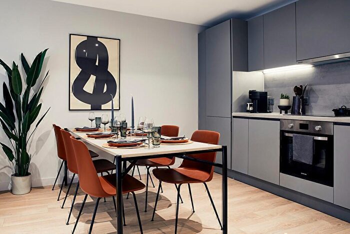 3 Bedroom Flat To Rent In Clyde Place, Glasgow, G5