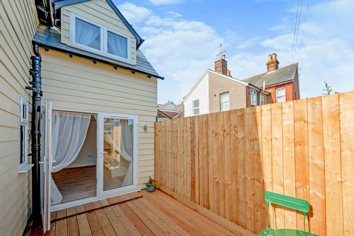 2 Bedroom House To Rent In Albury Road, Merstham, Redhill, RH1