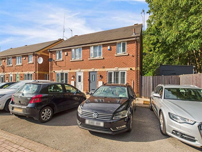 3 Bedroom Semi-detached House For Sale In Haldane Court, Hull, HU4