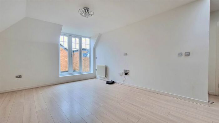 2 Bedroom Flat To Rent In Wells View Drive, Bromley, BR2