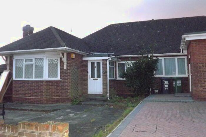 3 Bedroom Bungalow To Rent In Abingdon Road, Luton LU4