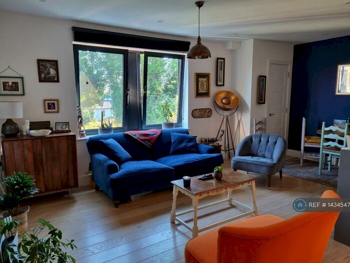 2 Bedroom Flat To Rent In Edinburgh House, St. Albans, AL1