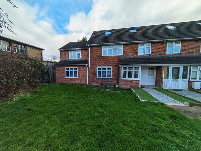 8 Bedroom Semi Detached House For Sale In Newbury Close, Northolt, UB5