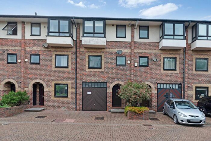 3 Bedroom Apartment For Sale In Barnfield Place, E14