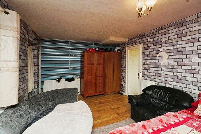 3 Bedroom Terraced House For Sale In Brendon Avenue, Luton, LU2