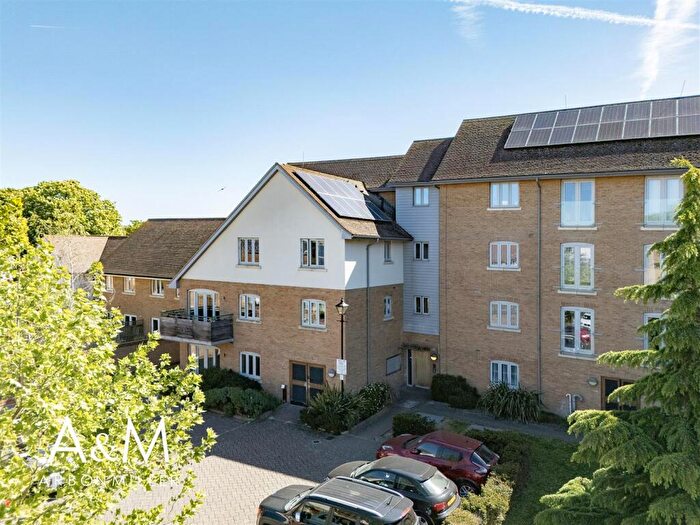 1 Bedroom Flat For Sale In New Mossford Way, Barkingside, IG6