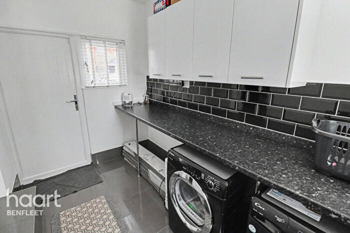 2 Bedroom Semi-Detached House For Sale In Queensmere, Benfleet, SS7