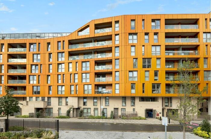 2 Bedroom Flat To Rent In Cable Walk, London, SE10