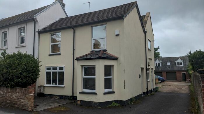 2 Bedroom Flat To Rent In Bond Street, Englefield Green, Egham TW20