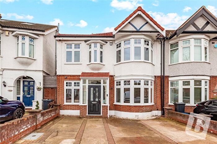 4 Bedroom End Of Terrace House For Sale In Bawdsey Avenue, Ilford, IG2