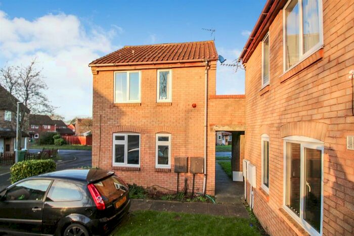 Flat To Rent In Batchelor Close, Aylesbury, HP20