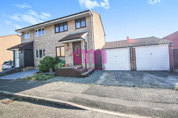 3 Bedroom Semi-Detached House To Rent In Medlar Road, Little Thurrock, RM17