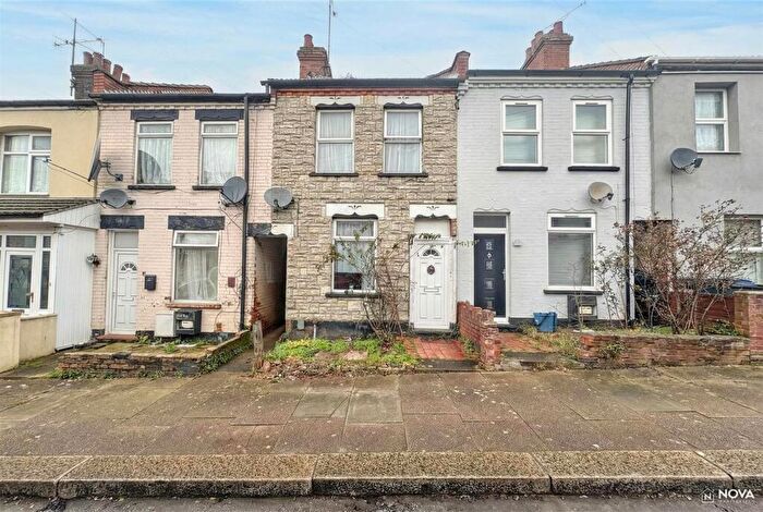 3 Bedroom Terraced House For Sale In Norman Road, Luton, LU3