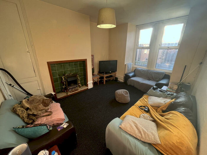 3 Bedroom Apartment To Rent In Grosvenor Road, Leeds, LS6