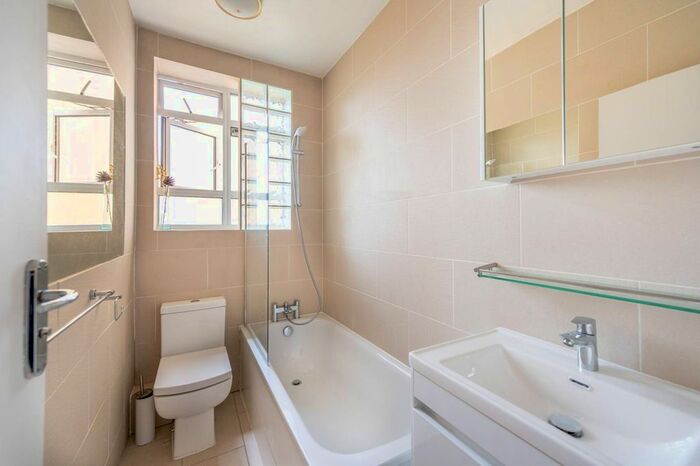 1 Bedroom Flat To Rent In Chepstow Crescent, Notting Hill, London, W11