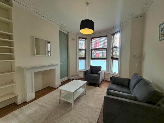 1 Bedroom Flat To Rent In Mayflower Road, London, SW9