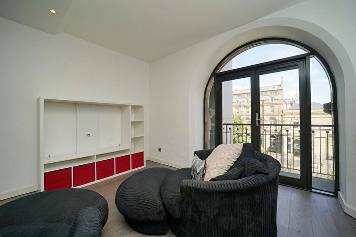 2 Bedroom Flat To Rent In Victoria House, - The Headrow, Leeds, West Yorkshire, LS1