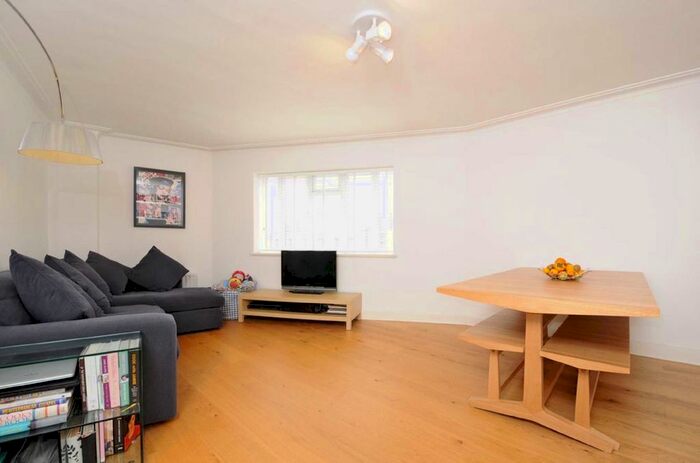2 Bedroom Flat To Rent In Streatham High Road, London, SW16