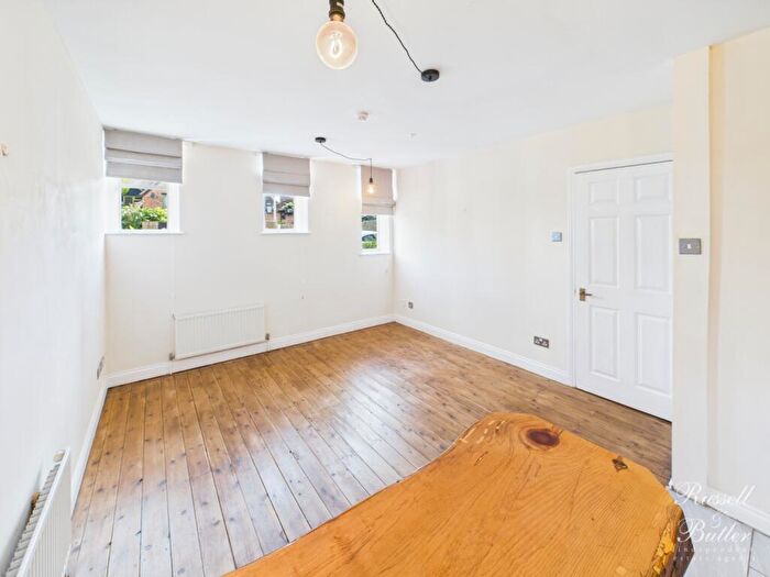 1 Bedroom Flat For Sale In Markhams Court, Market Square, Buckingham, MK18