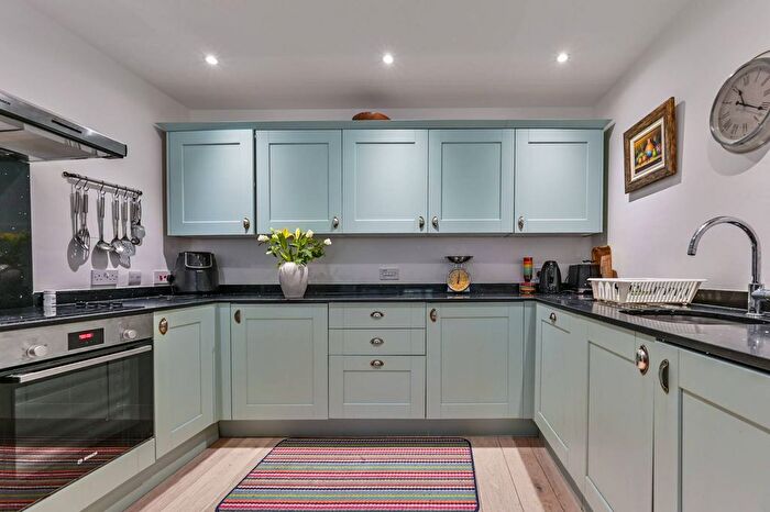 2 Bedroom Flat For Sale In Caledonian Road, Hillmarton Conservation Area, London, N7