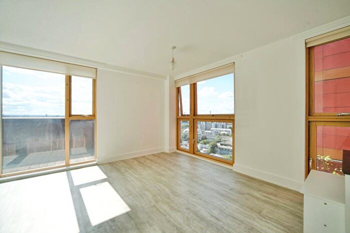 2 Bedroom Flat For Sale In Byng Street, London, London, E14
