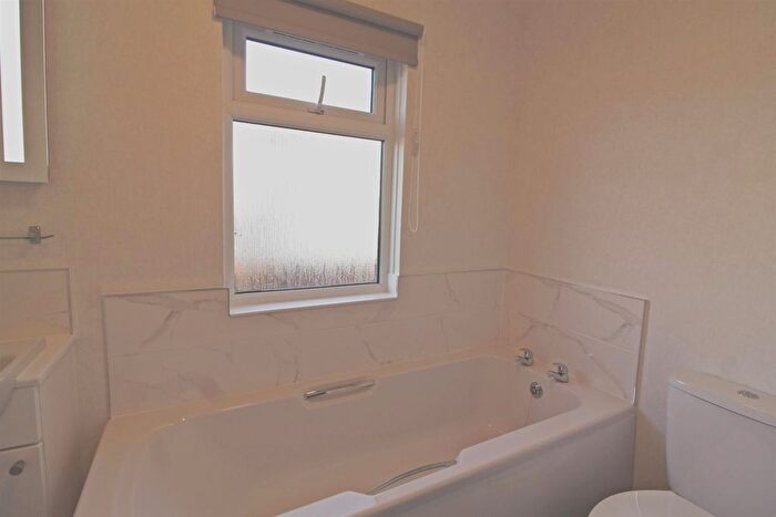 2 Bedroom Park Home For Sale In Arkley Park, Arkley, Barnet, EN5