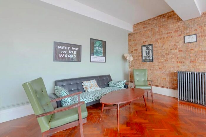 3 Bedroom Flat To Rent In Lndn-A - Stoke Newington High Street, London, N16