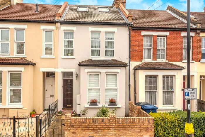 3 Bedroom Flat For Sale In Connaught Road, London, W13