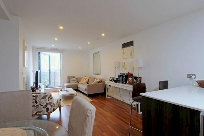 2 Bedroom Flat To Rent In The Broadway, London, SW19