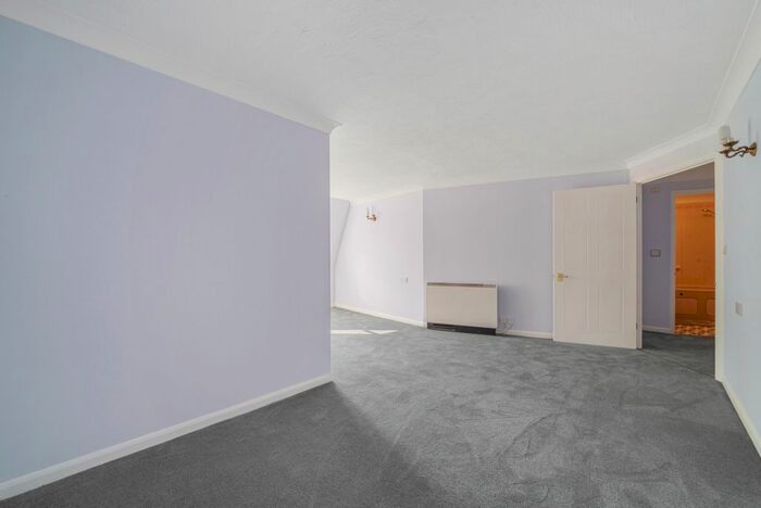 1 Bedroom Flat For Sale In Lords Bridge Court, Mervyn Road, Shepperton, TW17