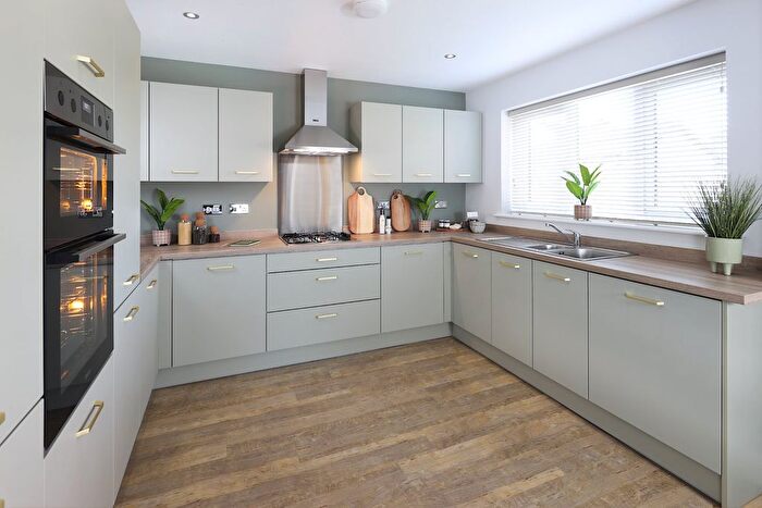 4 Bedroom Detached House For Sale In Cuerden Place, Clayton-Le-Woods, Lancashire, PR25 - Photo 4