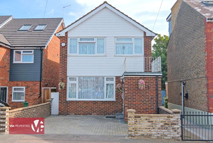 3 Bedroom Detached House For Sale In Bosanquet Road, Hoddesdon, EN11