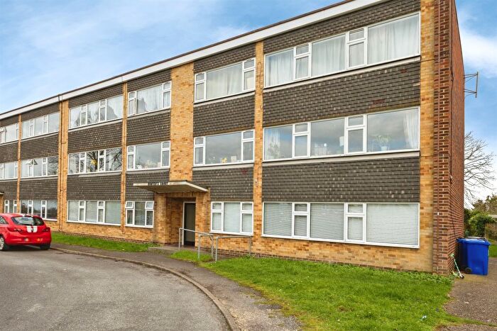 2 Bedroom Flat For Sale In Hunters Court, Woodley, Reading, RG5
