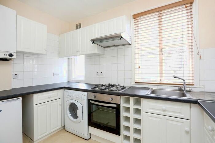 2 Bedroom Flat To Rent In Penwith Road, London, SW18