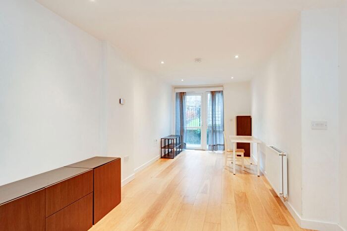 2 Bedroom Flat For Sale In Denman Avenue, Southall, UB2