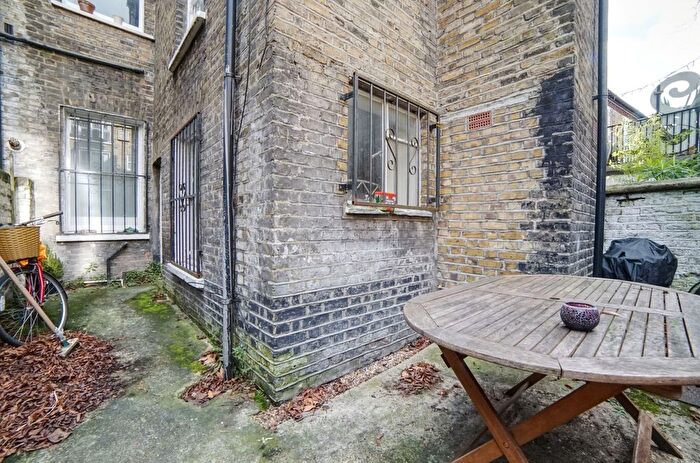 2 Bedroom Flat To Rent In Bonnington Square, London, SW8