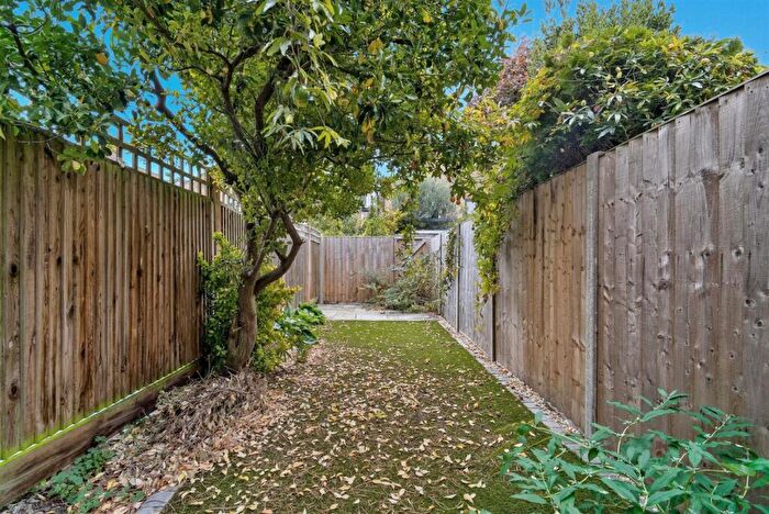 2 Bedroom Maisonette For Sale In Ashleigh Road, Mortlake, London, SW14