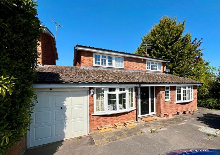 4 Bedroom Detached House For Sale In Carpenders Close, Harpenden, AL5