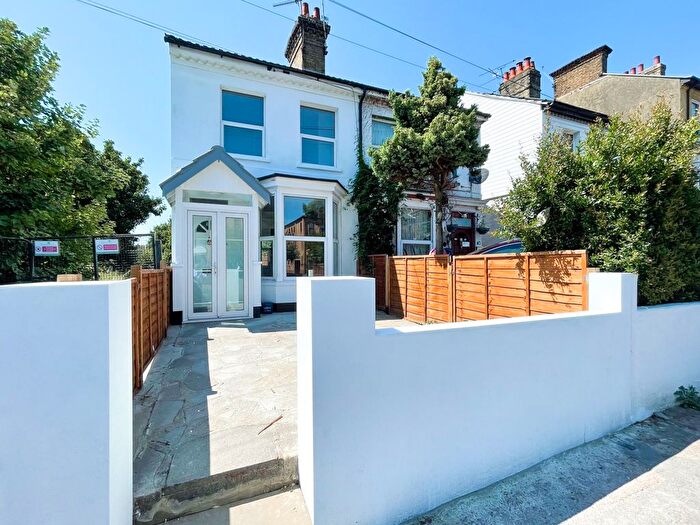 2 Bedroom End Of Terrace House To Rent In Southchurch Avenue, Southend-On-Sea, SS1