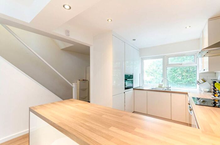 2 Bedroom Maisonette To Rent In Royal Mint Street, Tower Hill, London, E1