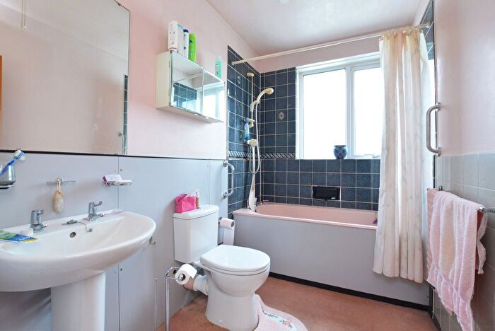 2 Bedroom Flat For Sale In East Approach Drive, Pittville, Cheltenham, GL52
