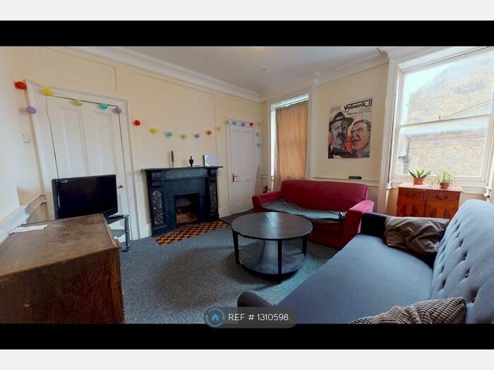 3 Bedroom Flat To Rent In Trafalgar Avenue, London SE15