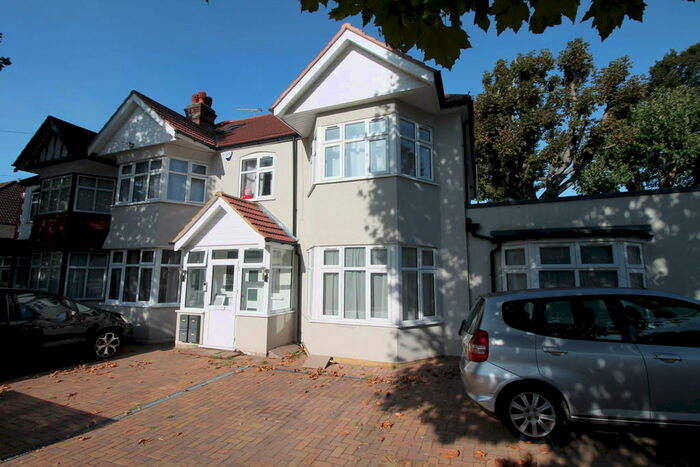 1 Bedroom Apartment To Rent In Broomfield Avenue, N13