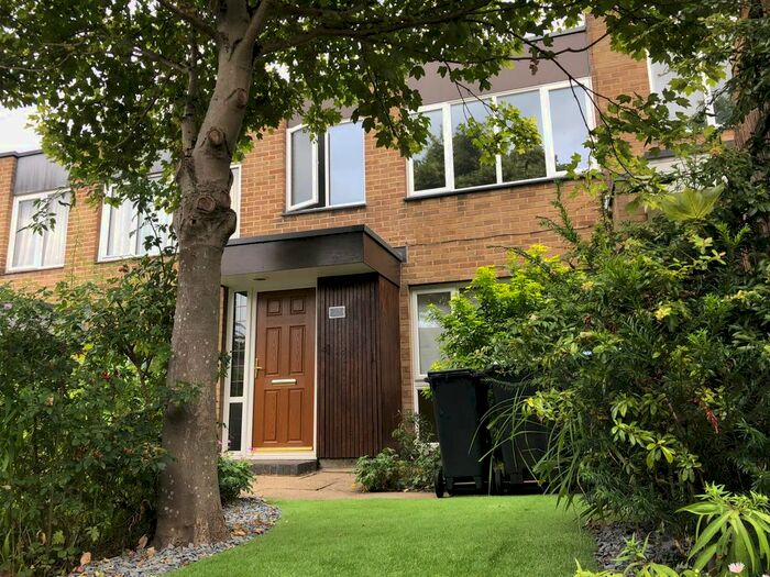 3 Bedroom Terraced House To Rent In Turnpike Link, Croydon, CR0