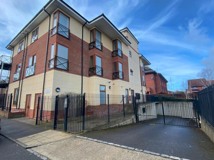 3 Bedroom Flat To Rent In Parkside House, Hillingdon, UB10