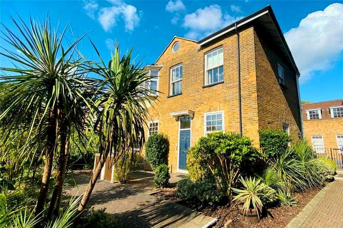 2 Bedroom Maisonette Flat To Rent In The Maltings, Church Street, Staines-upon-thames, Surrey, TW18
