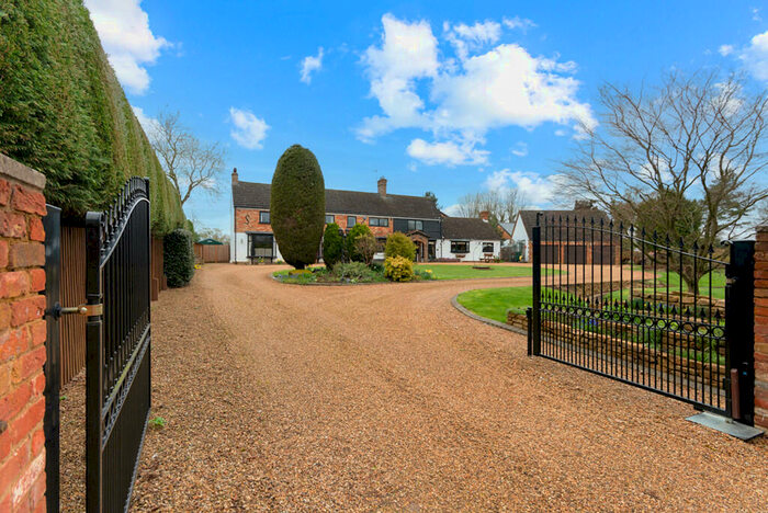 5 Bedroom Detached House For Sale In The Stables, Woburn Road, Little Brickhill, Buckinghamshire, MK17