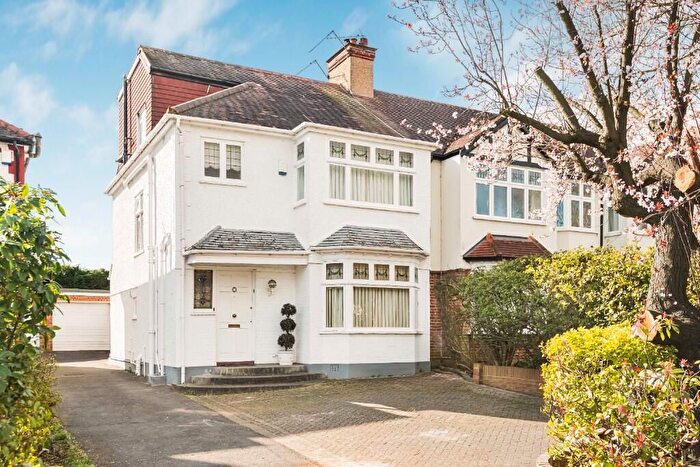 4 Bedroom Semi Detached House For Sale In Park Avenue, Enfield, EN1