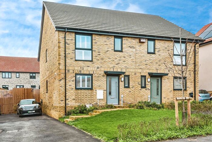 3 Bedroom Semi-Detached House For Sale In Oakley Way, Frome, BA11