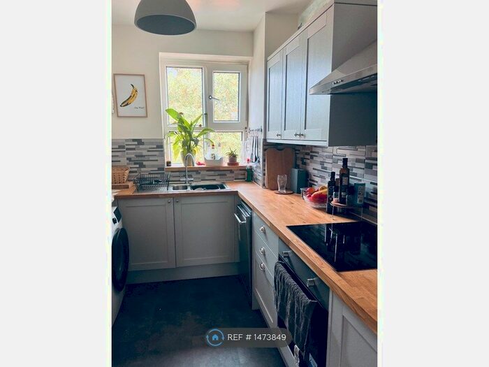 2 Bedroom Flat To Rent In Lakeview Road, London, SE27